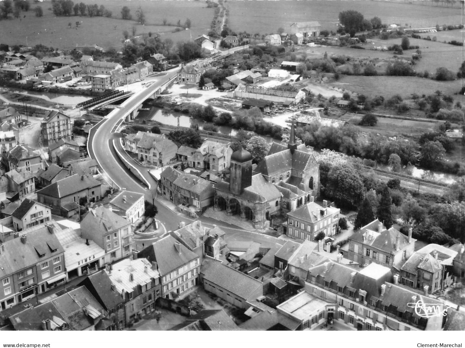 VOUZIERS - Le Nouveau Pont Et L'Eglise - Très Bon état - Vouziers