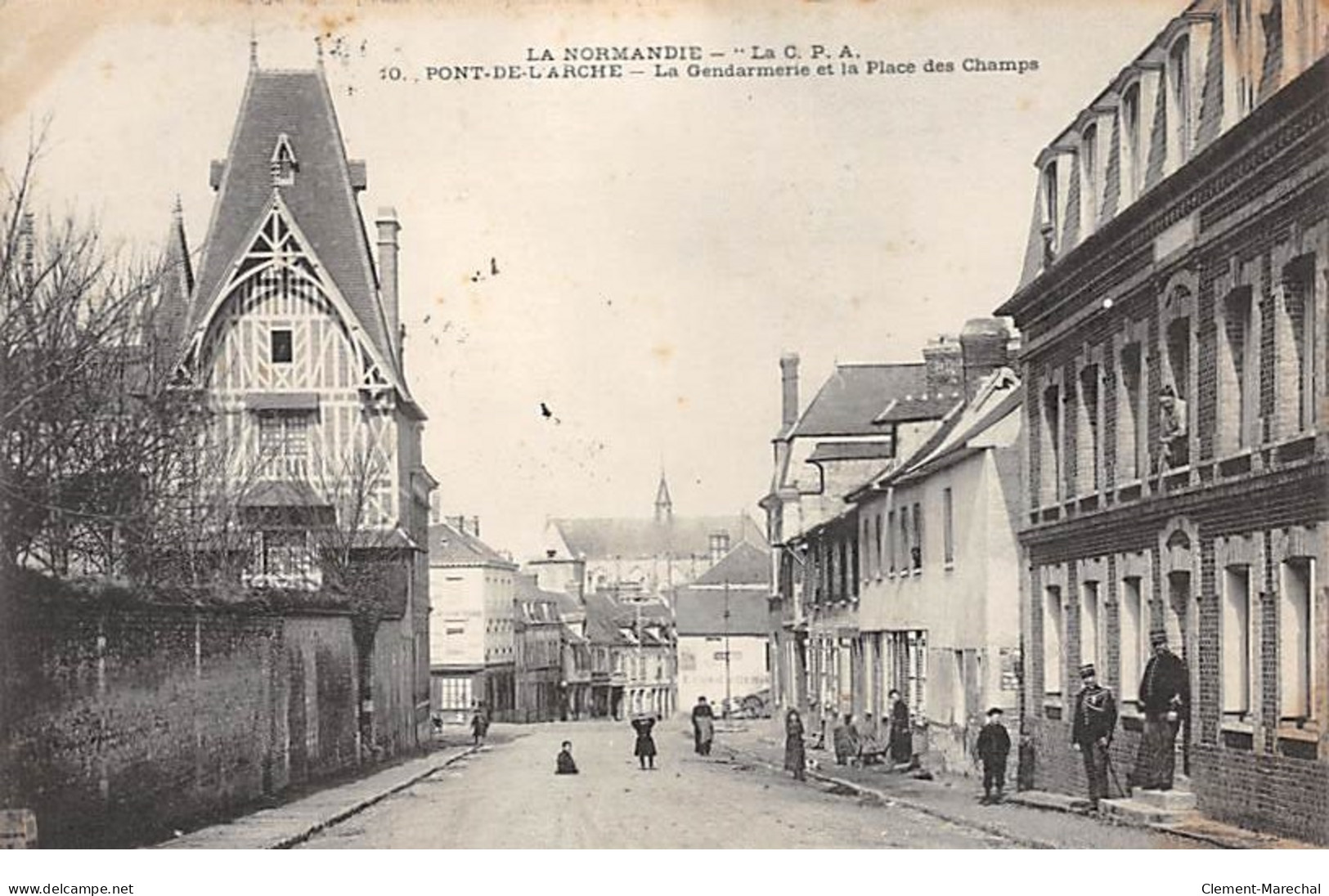 PONT DE L'ARCHE - La Gendarmerie Et La Place Des Champs - Très Bon état - Pont-de-l'Arche