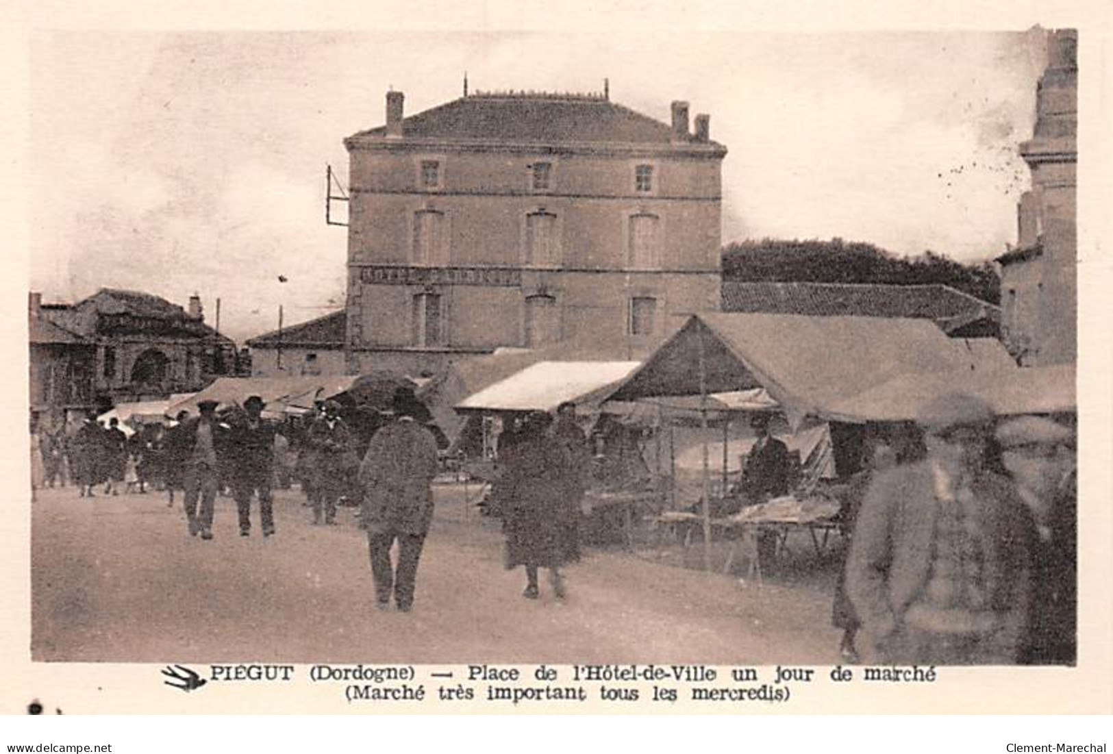 PIEGUT - Place De L'Hôtel De Ville Un Jour De Marché - Très Bon état - Autres & Non Classés