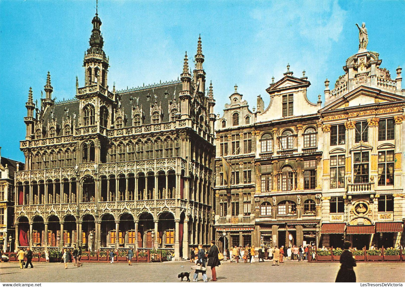 BELGIQUE - Bruxelles - La Grande Place Où Victor Hugo Séjourna Aux Numéros 26-27 En 1852 - Colorisé - Carte Postale - Autres & Non Classés