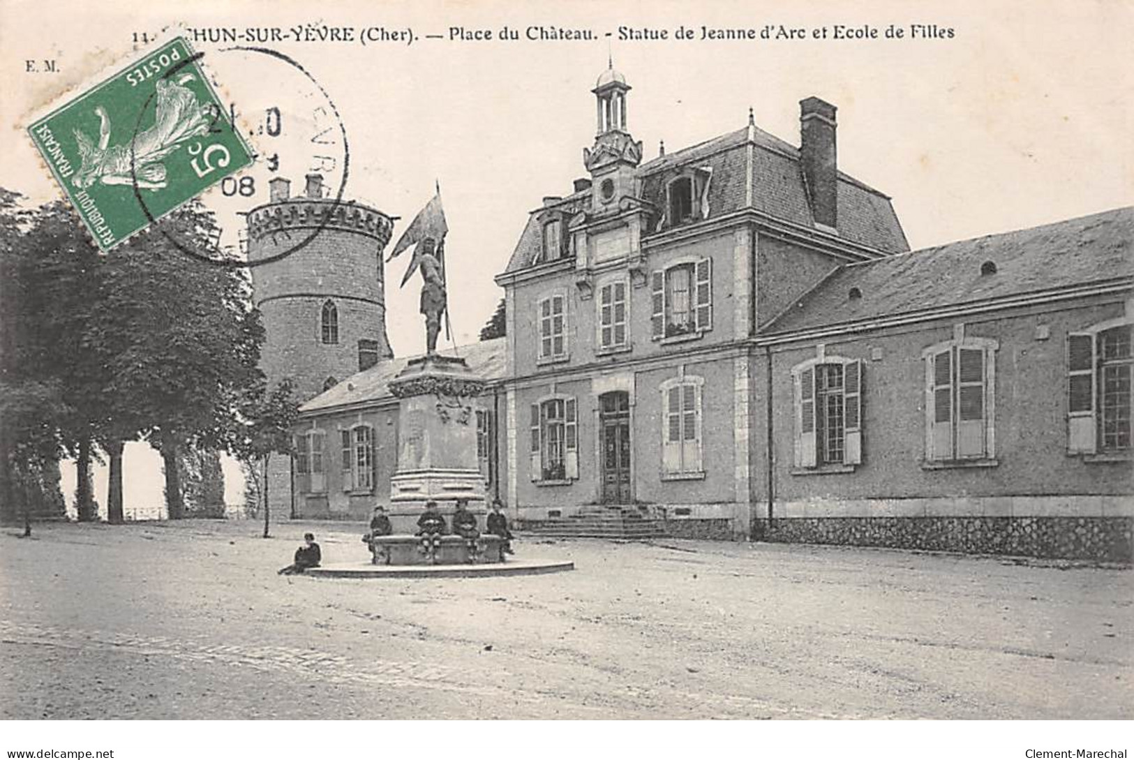 MEHUN SUR YEVRE - Place Du Château - Statue De Jeanne D'Arc Et Ecole De Filles - Très Bon état - Mehun-sur-Yèvre