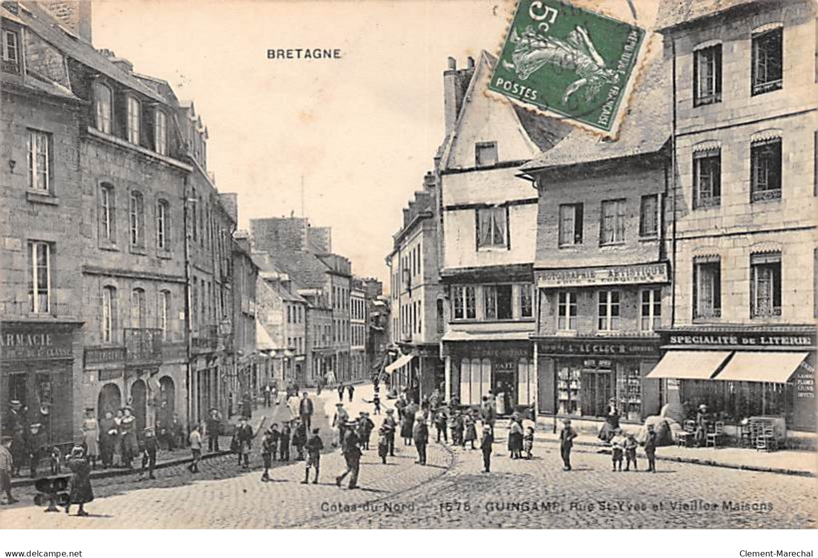 GUINGAMP - Rue Saint Yves Et Vieilles Maisons - Très Bon état - Guingamp