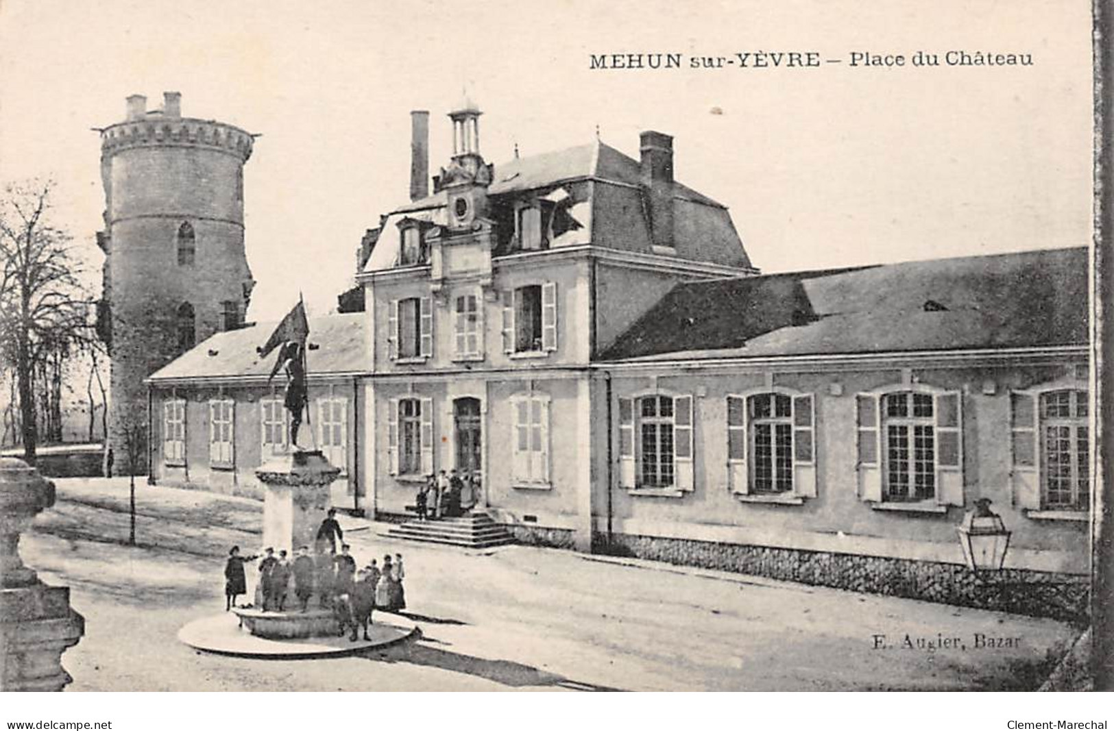 MEHUN SUR YEVRE - Place Du Château - Très Bon état - Mehun-sur-Yèvre