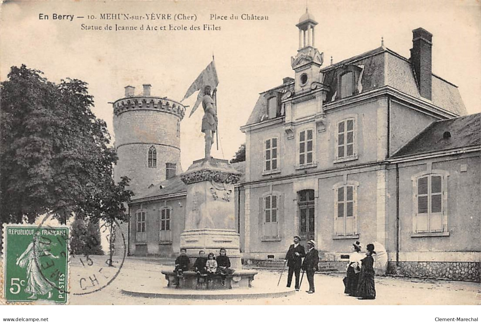 MEHUN SUR YEVRE - Place Du Château - Statue De Jeanne D'Arc Et Ecole Des Filles - Très Bon état - Mehun-sur-Yèvre