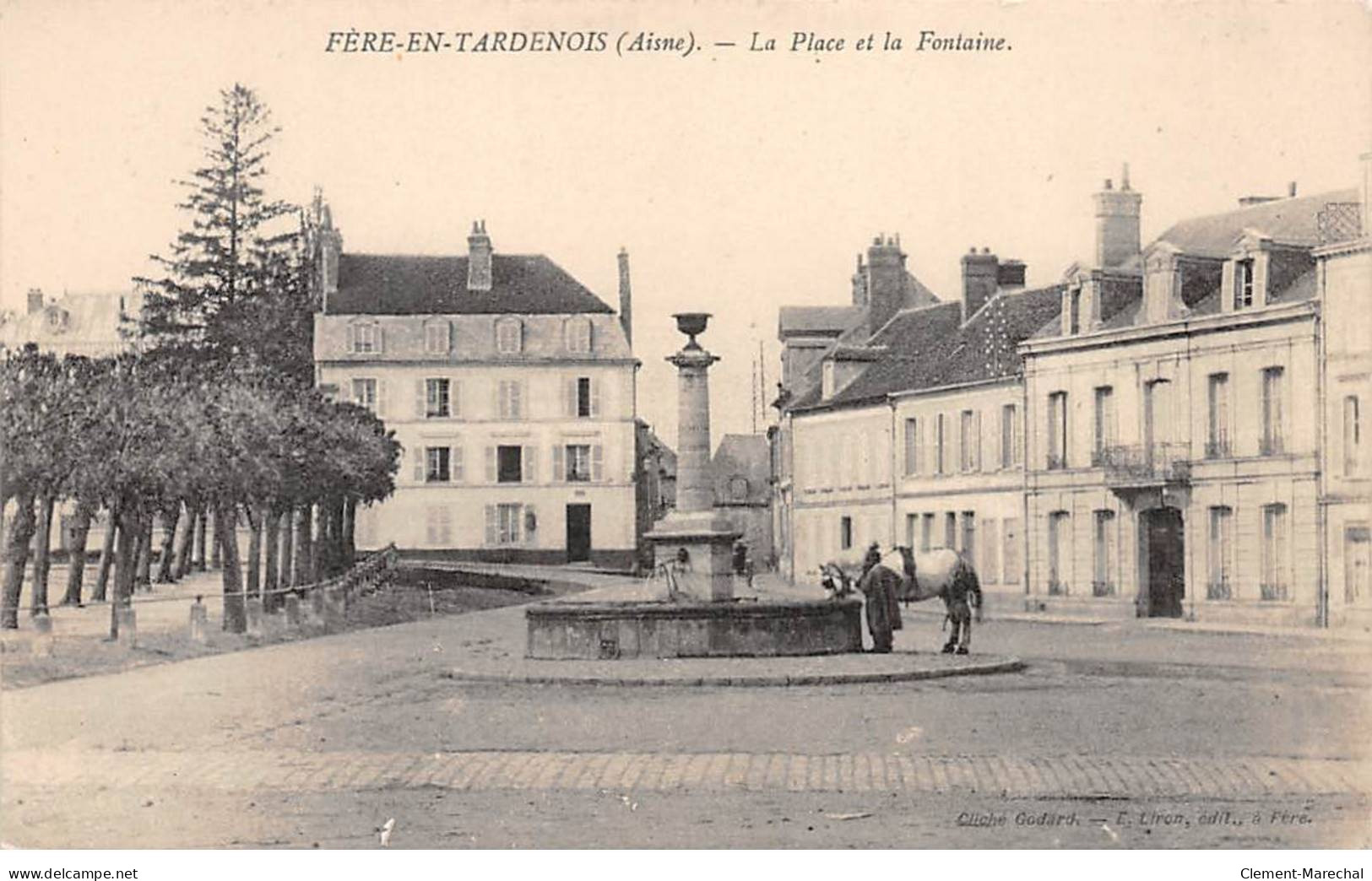 FERE EN TARDENOIS - La Place Et La Fontaine - Très Bon état - Fere En Tardenois