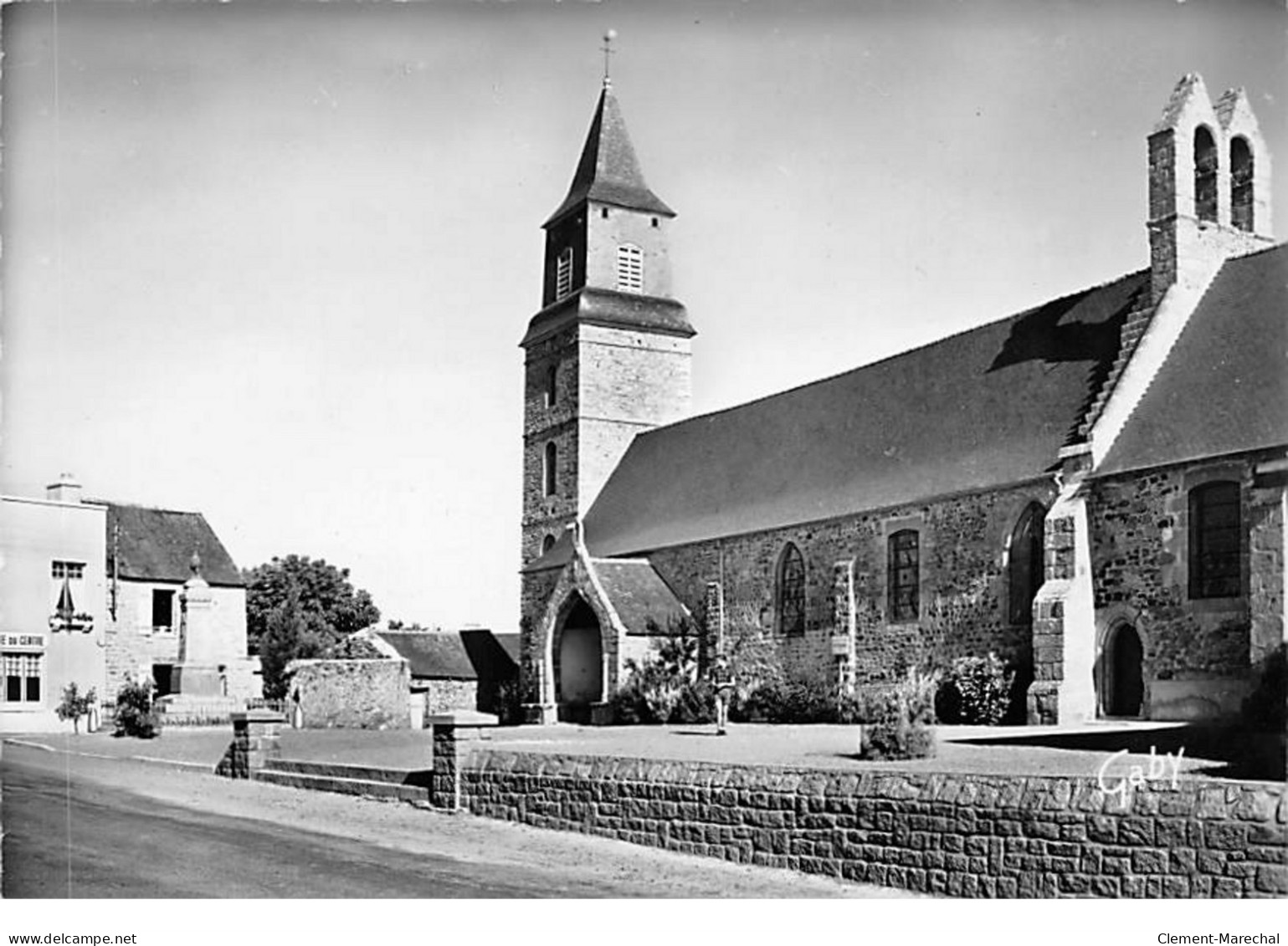 PLURIEN - L'Eglise Et Le Monument Aux Morts - Très Bon état - Sonstige & Ohne Zuordnung