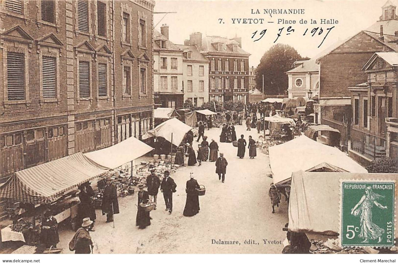 YVETOT - Place De La Halle - Très Bon état - Yvetot