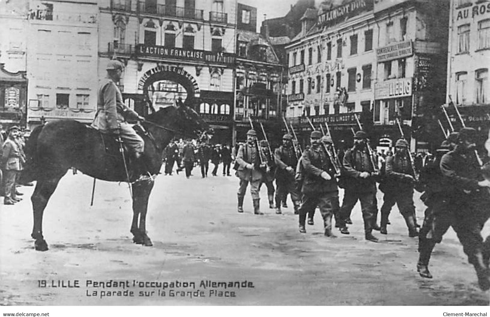 LILLE - Pendant L'occupation Allemande - La Parade Sur La Grande Place - Très Bon état - Lille