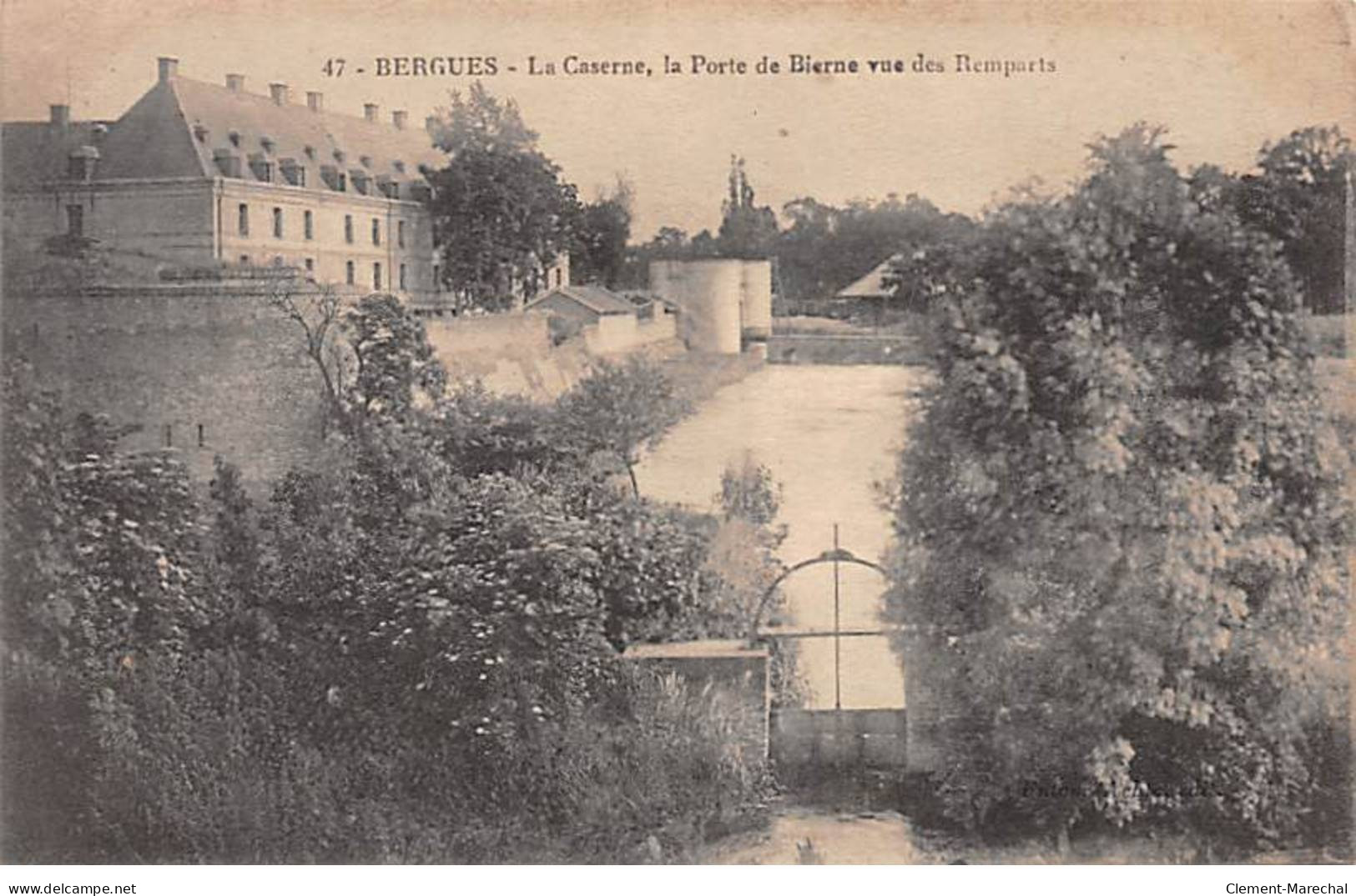 BERGUES - La Caserne - La Porte De Bierne Vue Des Remparts - Très Bon état - Bergues