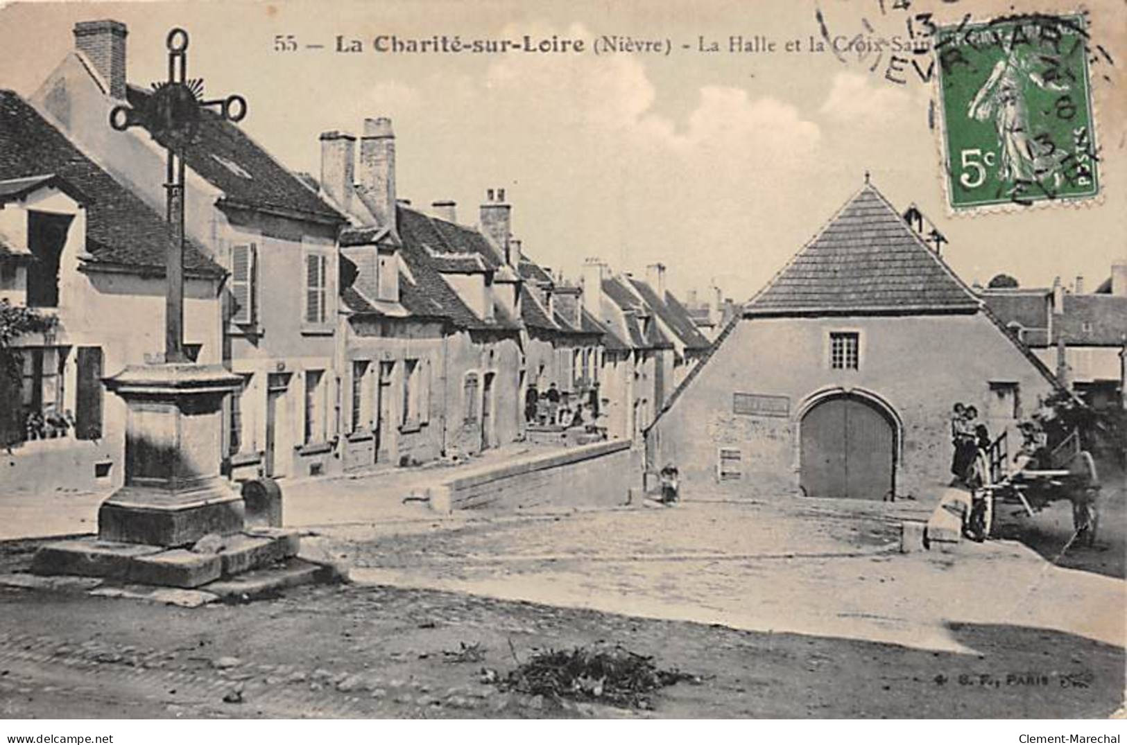 LA CHARITE - La Halle Et La Croix - Très Bon état - La Charité Sur Loire