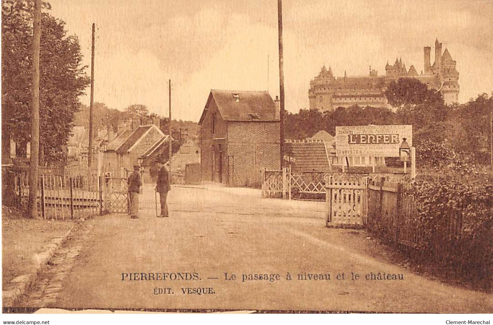 PIERREFONDS - Le Passage à Niveau Et Le Château - Très Bon état - Pierrefonds