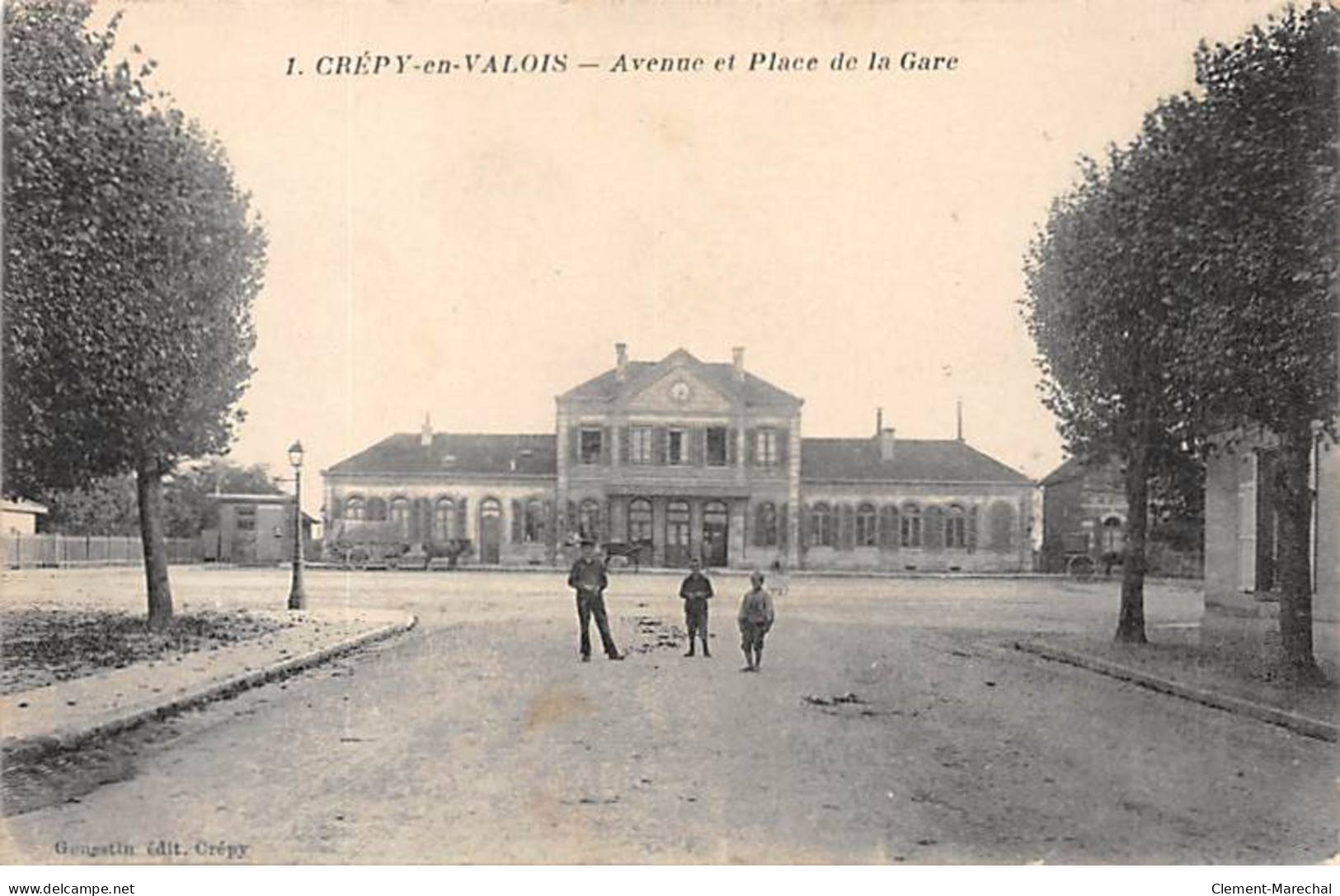 CREPY EN VALOIS - Avenue Et Place De La Gare - Très Bon état - Crepy En Valois