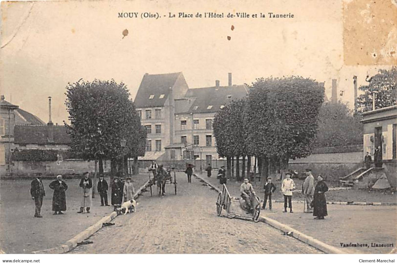 MOUY - La Place De L'Hôtel De Ville Et La Tannerie - état - Mouy