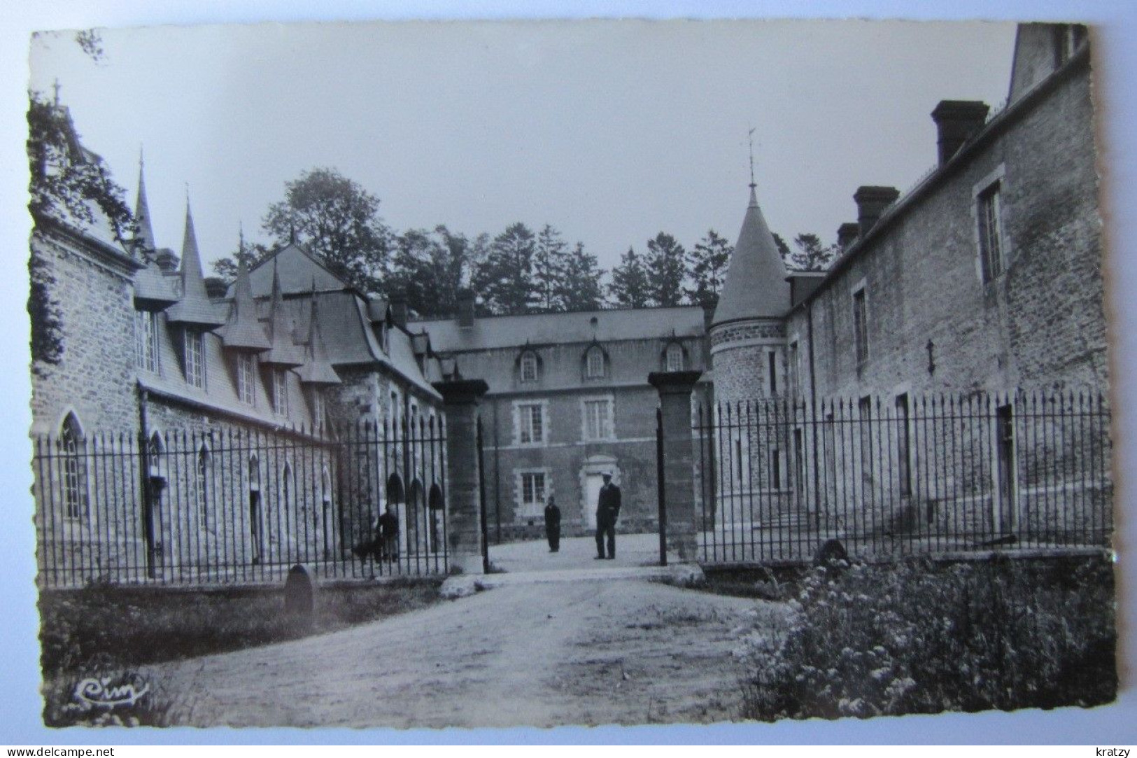 FRANCE - ARDENNES - SIGNY-le-PETIT - Cour Du Château - Sonstige & Ohne Zuordnung