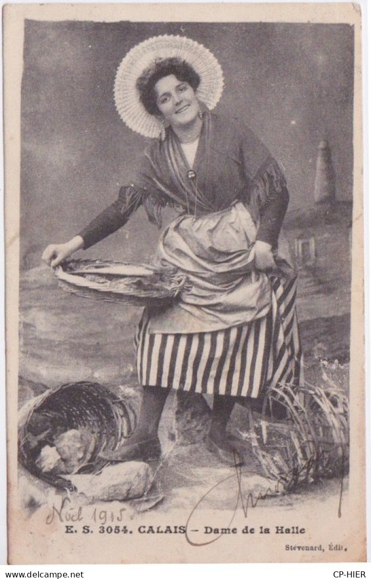 62 - CALAIS -  JOLIE DAME DE LA HALLE - VENTE DE POISSONS POISSONNIERE - COIFFE  DU PAS DE CALAIS - Calais