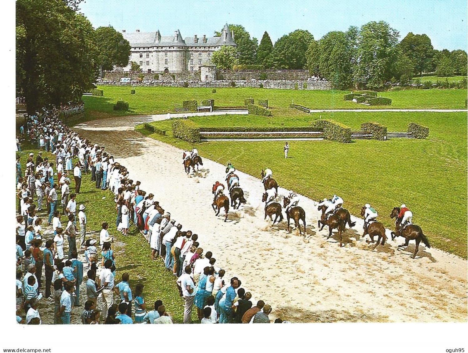 Hippisme à ARNAC POMPADOUR (19) - Le Champ De Courses  (pendant Une Course Et Public Au Bord De La Piste) - Horse Show