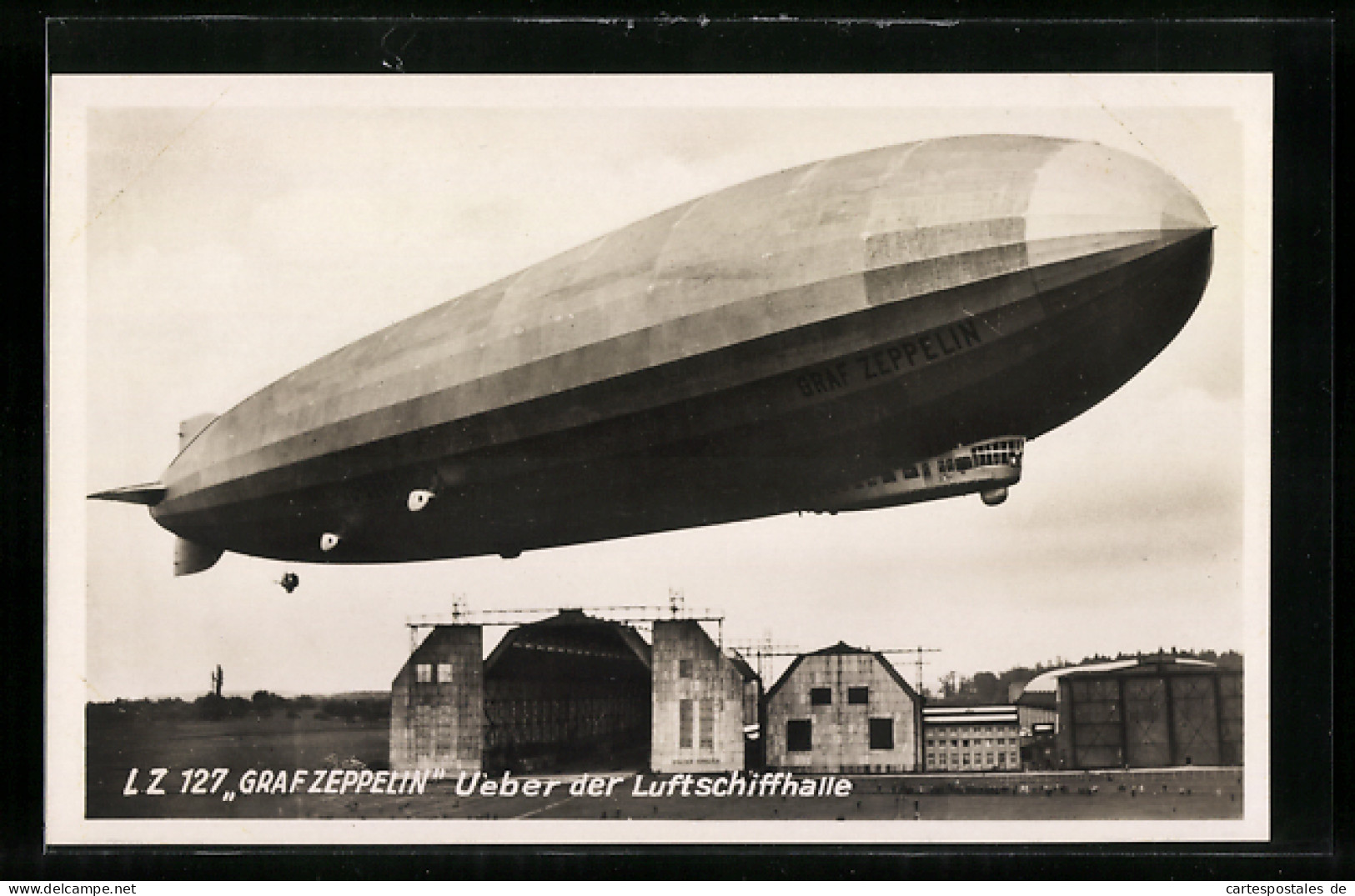 AK LZ 127 Graf Zeppelin über Der Luftschiffhalle  - Dirigeables
