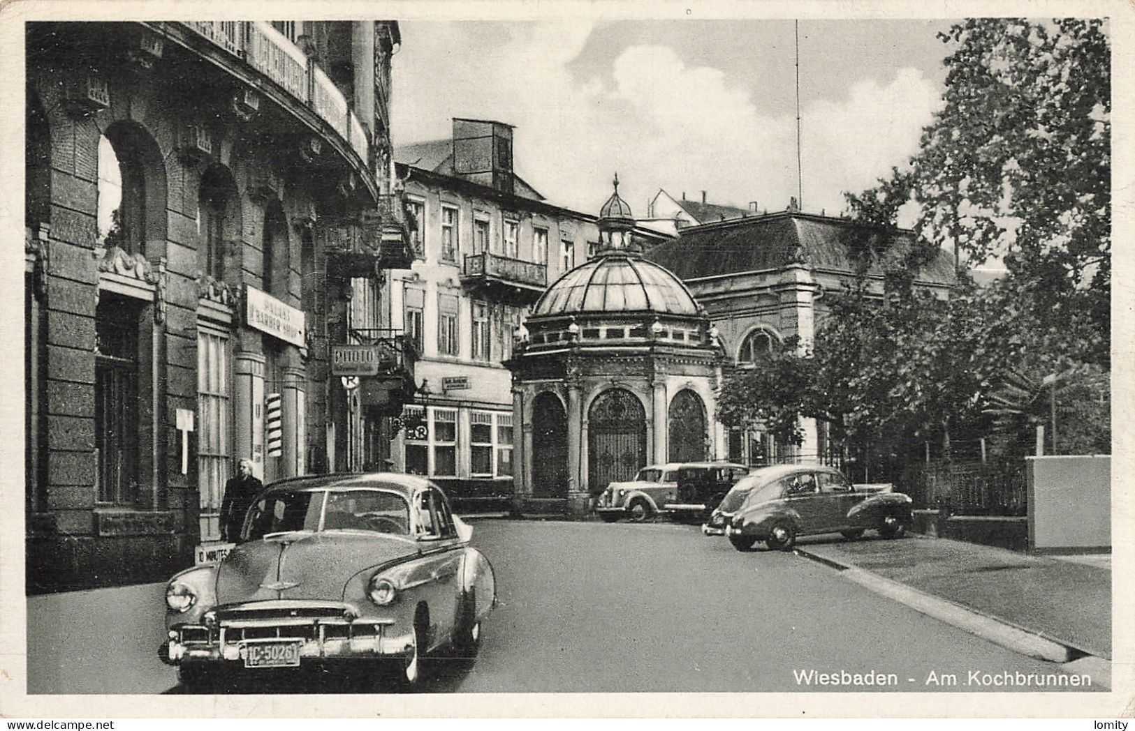 Allemagne Wiesbaden Am Kochbrunnen CPA + Timbre , Vieille Voiture Auto Automobile - Wiesbaden