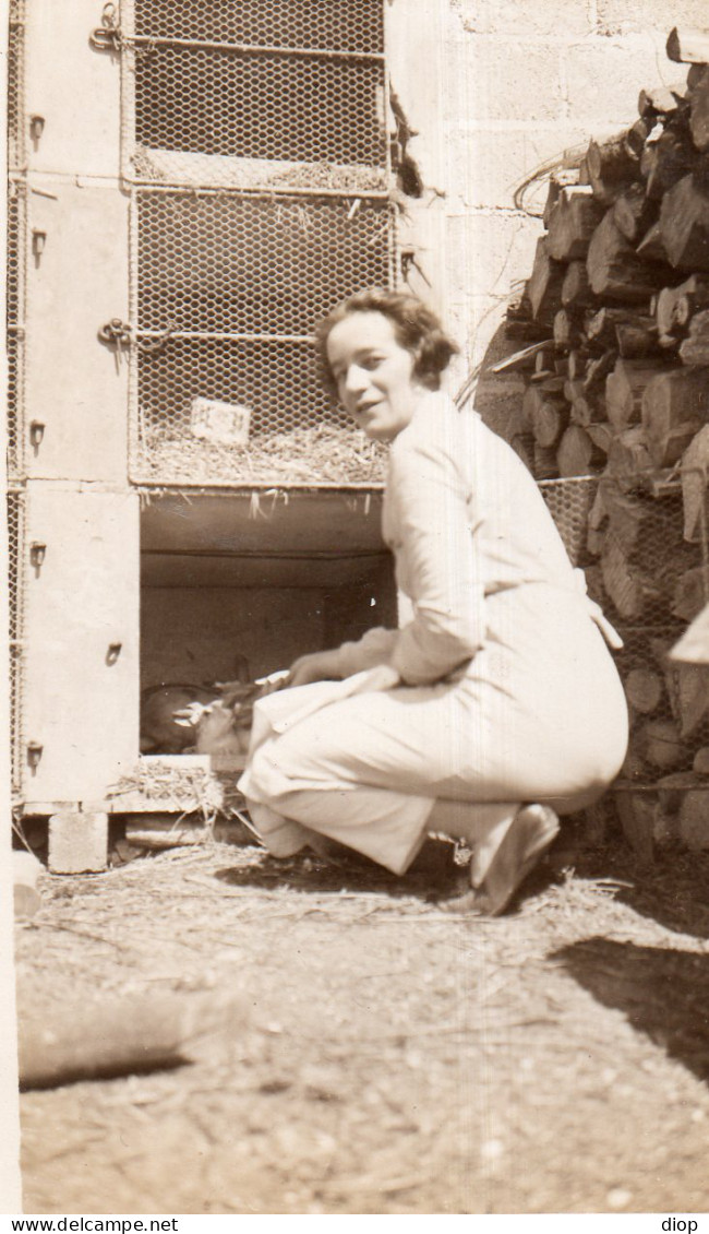 Photographie Photo Vintage Snapshot Femme Women Lapin Rabbit  - Other & Unclassified