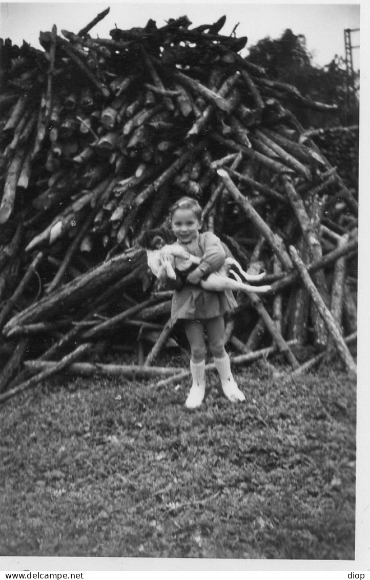 Photographie Photo Vintage Snapshot Enfant Child Chien Dog  - Sonstige & Ohne Zuordnung