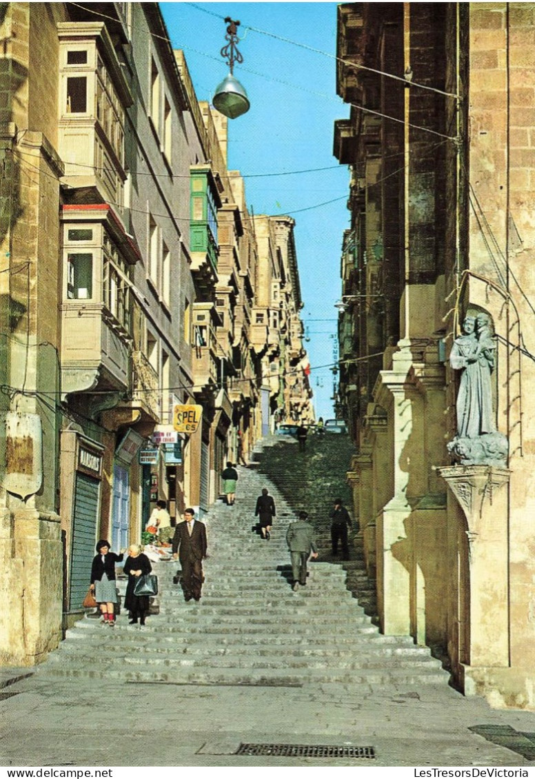 MALTE - A Typical Street In Valletta - Animé - Colorisé - Carte Postale - Malte