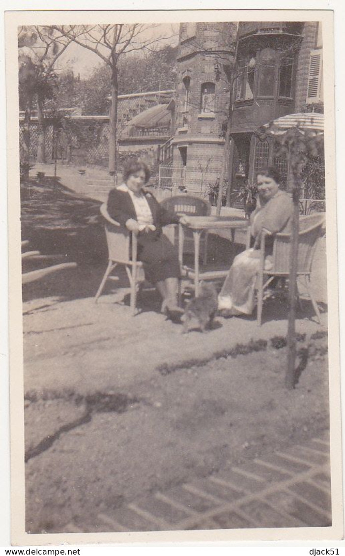 CARTE PHOTO - Deux Femmes Assises Sur Une Terrasse (Mobilier En Rotin) - Années 20-30 - Photographie