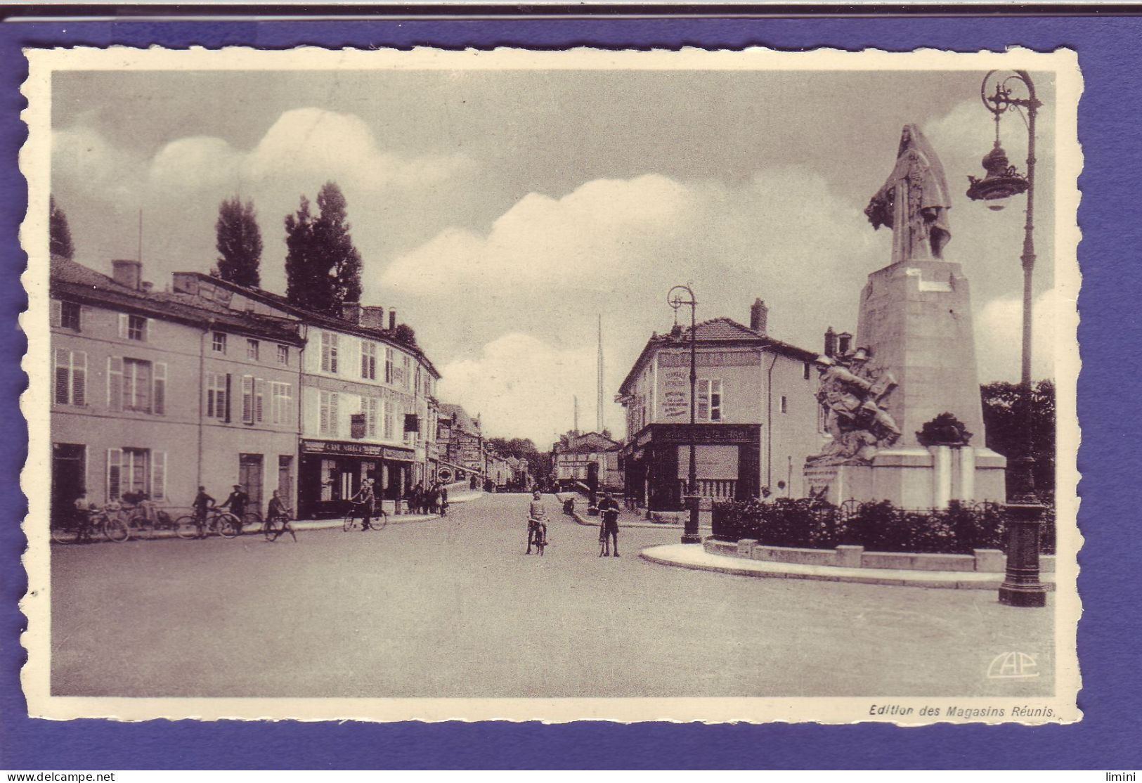 55 - BAR Le DUC- MONUMENT Aux MORTS - 14/18 - ANIMÉE - - Bar Le Duc