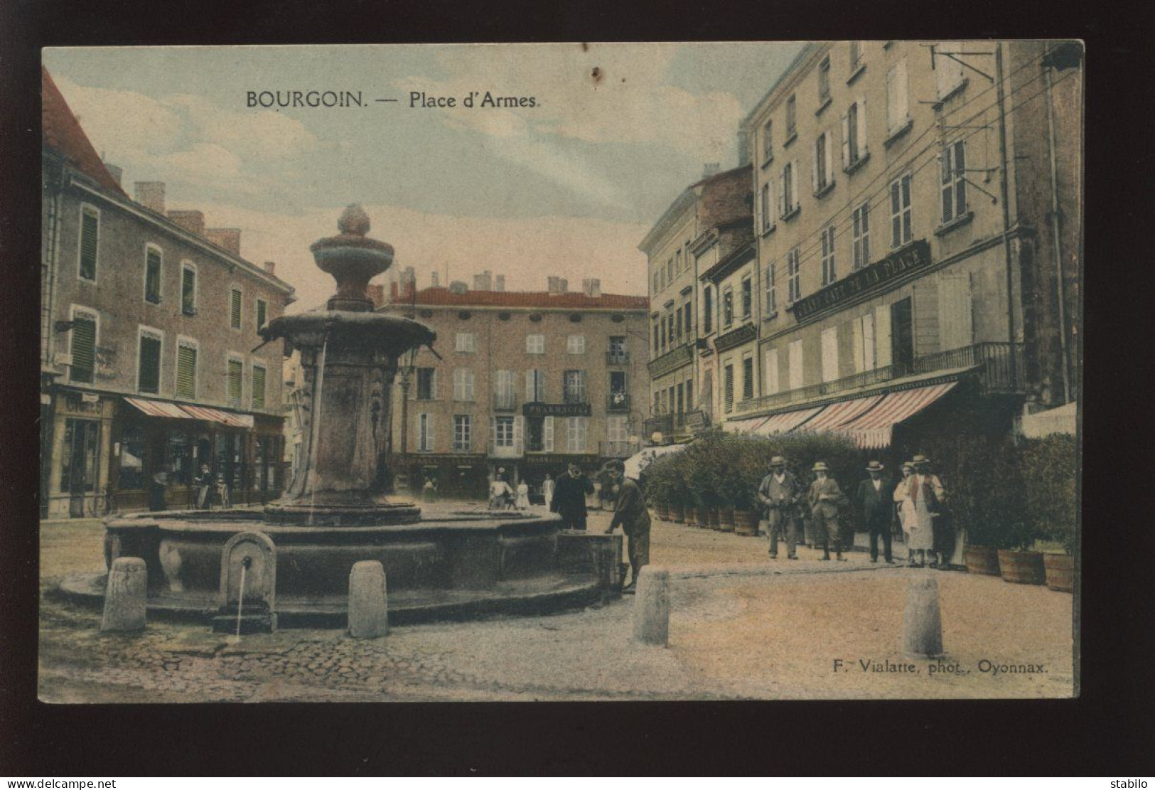 38 - BOURGOIN - PLACE D'ARMES - Bourgoin