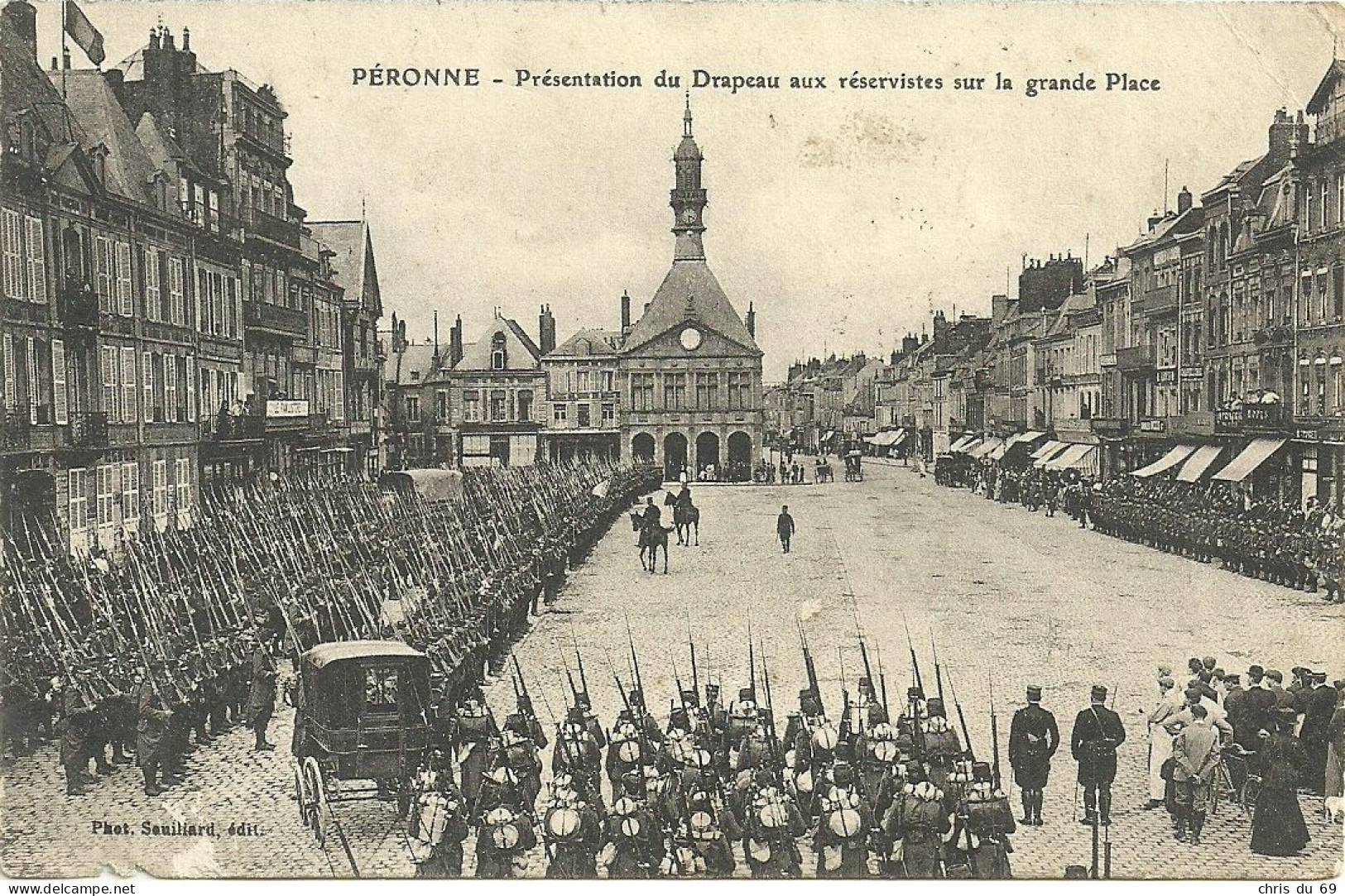 Peronne Presentation Du Drapeau Aux Reservistes Sur La Grand Place - Peronne