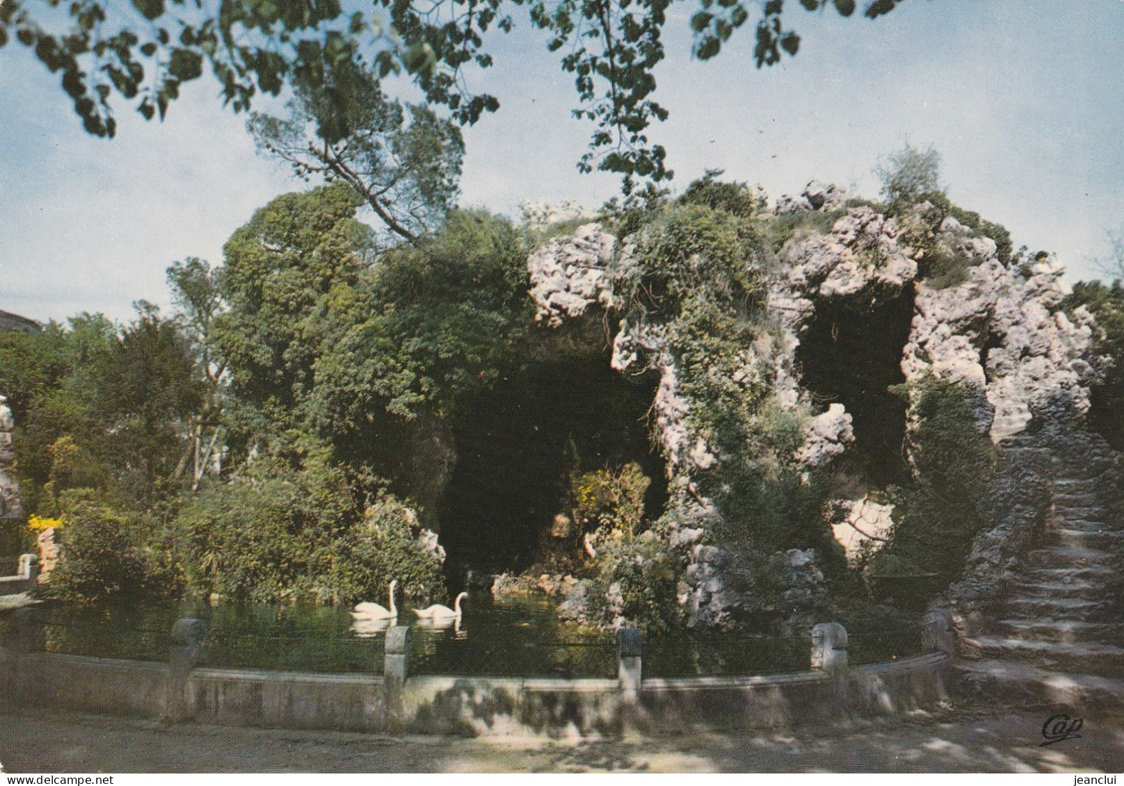 CPM. AVIGNON .798. LA GROTTE DU ROCHER DES DOMS .  CARTE NON ECRITE - Avignon