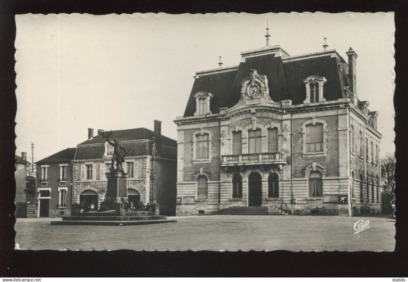 55 - REVIGNY-SUR-ORNAIN - L' HOTEL DE VILLE ET LE MONUMENT AUX MORTS - Revigny Sur Ornain