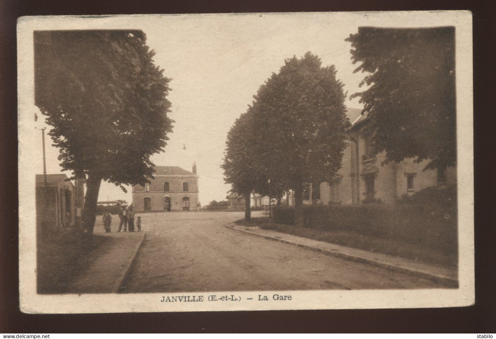 28 - JANVILLE - LA FACADE DE LA GARE DE CHEMIN DE FER - Other & Unclassified