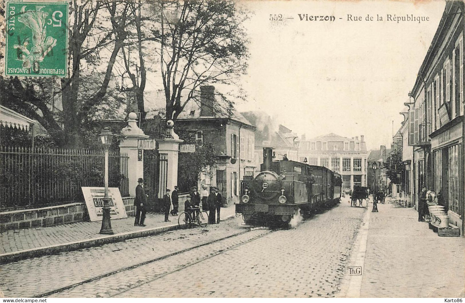 Vierzon * La Rue De La République * Train Locomotive * Ligne Chemin De Fer * Commerces Magasins - Vierzon