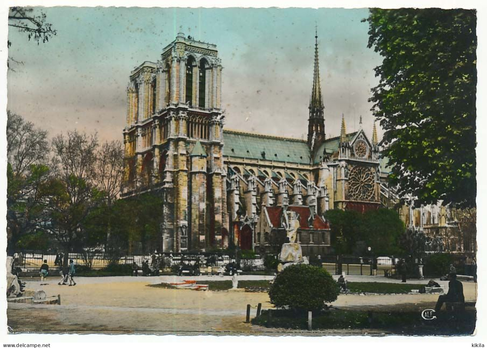 CPSM Dentelée 10.5 X 15 PARIS Notre-Dame Vue Du Square - Notre Dame De Paris