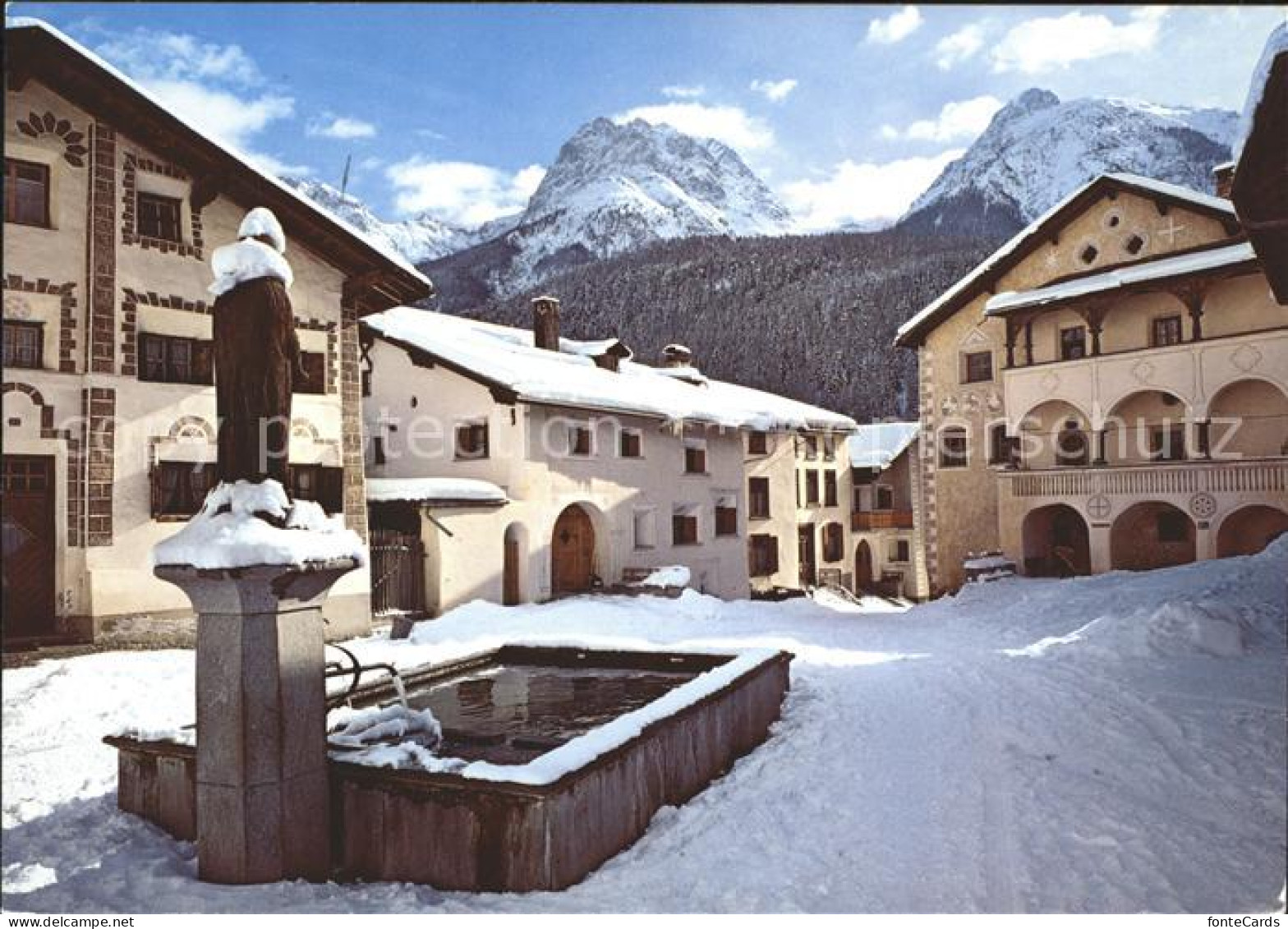 11686726 Bad Scuol Dorfplatz Mit Brunnen Und Unterengadiner Museum Scuol - Other & Unclassified