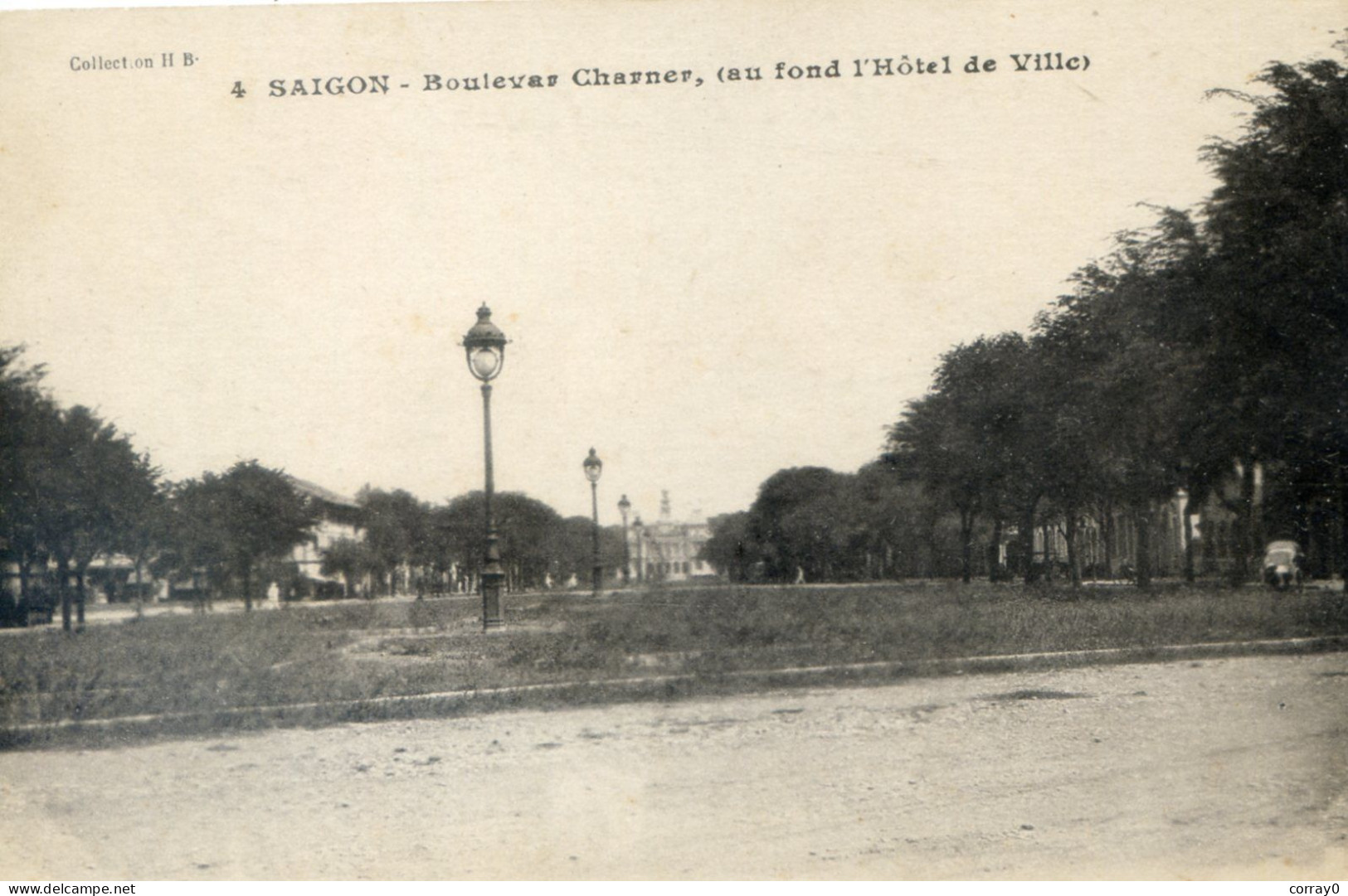 68......SAÏGON. Boulevard Charner , Au Fond L'Hôtel De Ville - Viêt-Nam