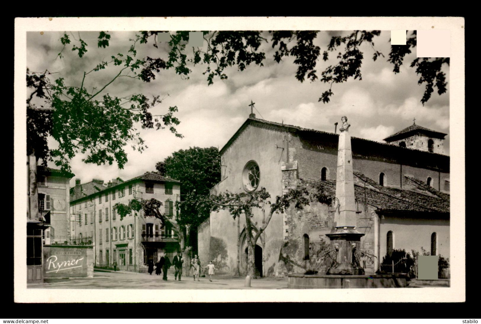 83 - AUPS - FONTAINE MONUMENTALE ET L'EGLISE - Aups