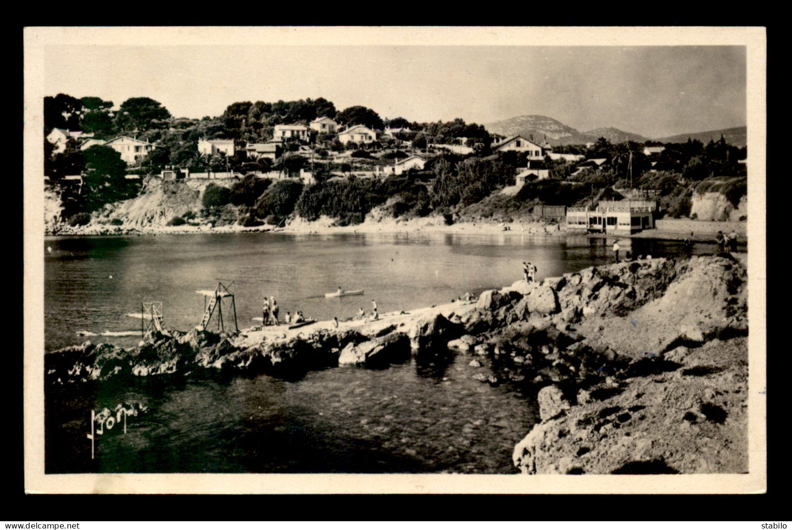 83 - SANARY-SUR-MER - LA PLAGE ET LA BAIE DE PORT ISSOL - Sanary-sur-Mer