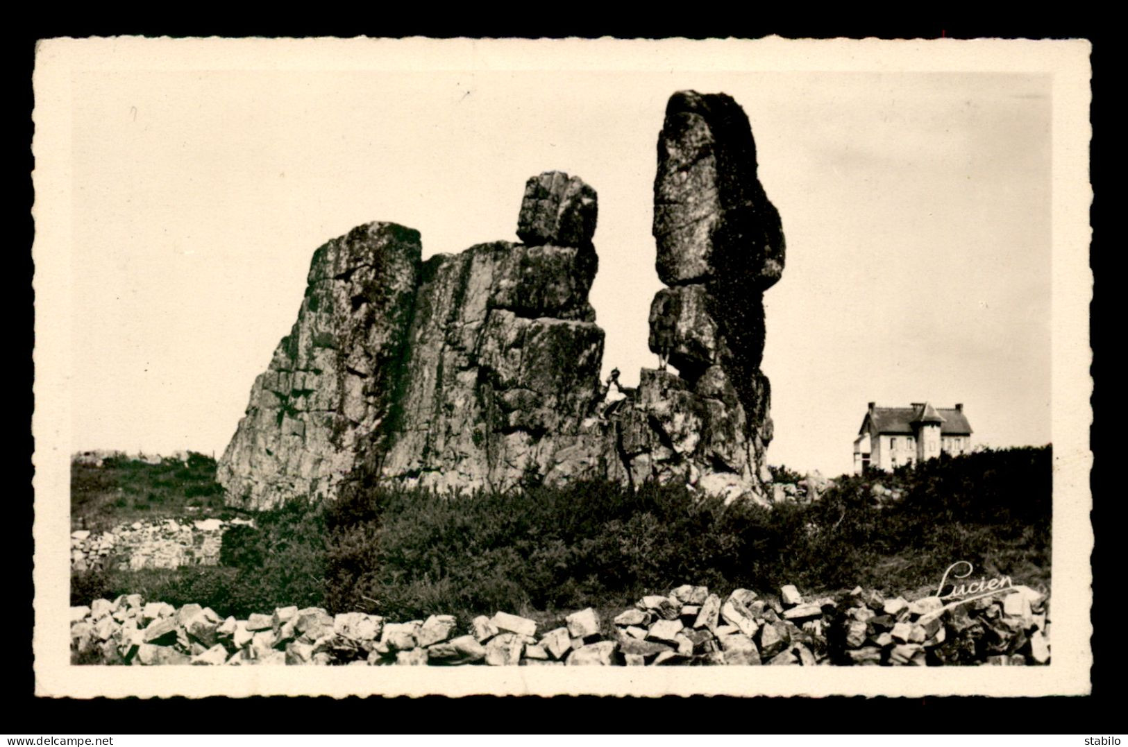 22 - PLOUGRESCANT - LA ROCHE BRANLANTE DE CASTEL-MEUR ET LE CHATEAU - Plougrescant