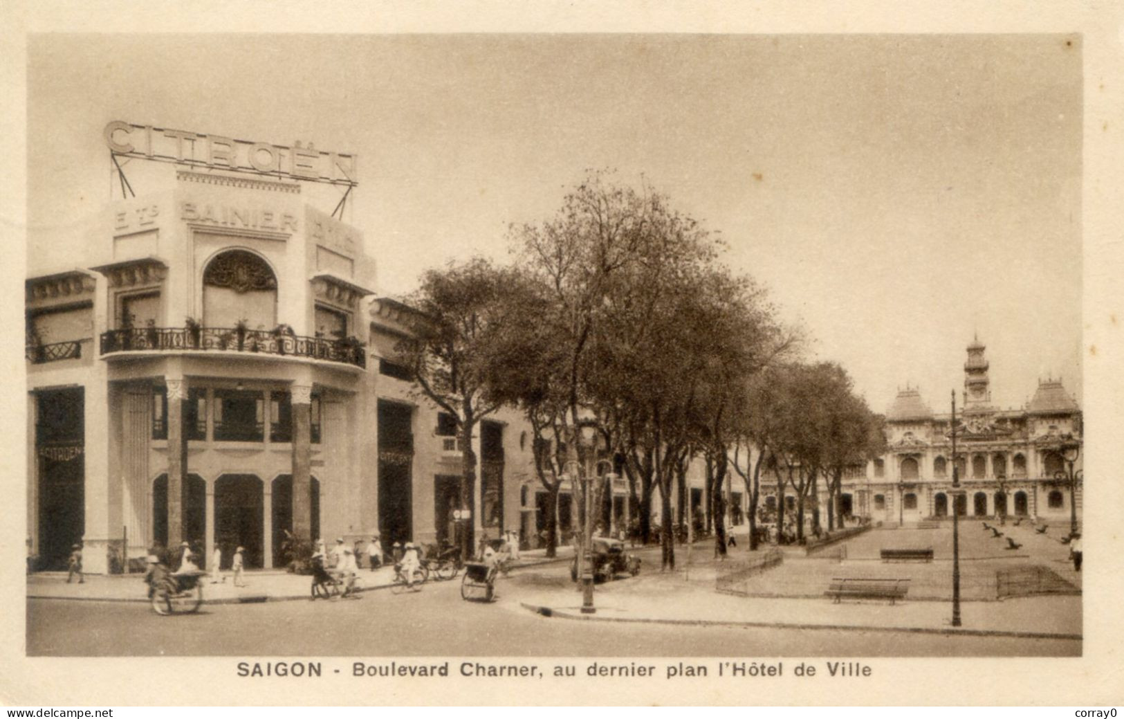 69......SAÏGON. Boulevard Charner , Au Dernier Plan L'Hôtel De Ville - Vietnam