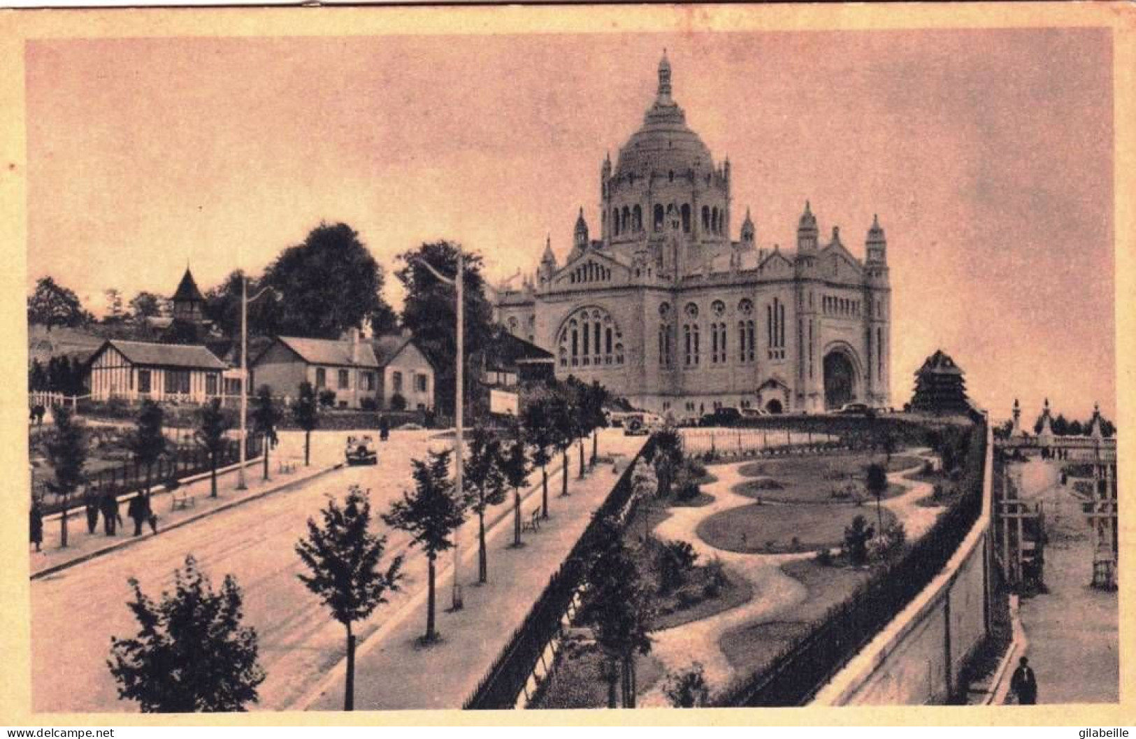 14 - Calvados -  LISIEUX - L Avenue De La Basilique Et La Basilique - Lisieux