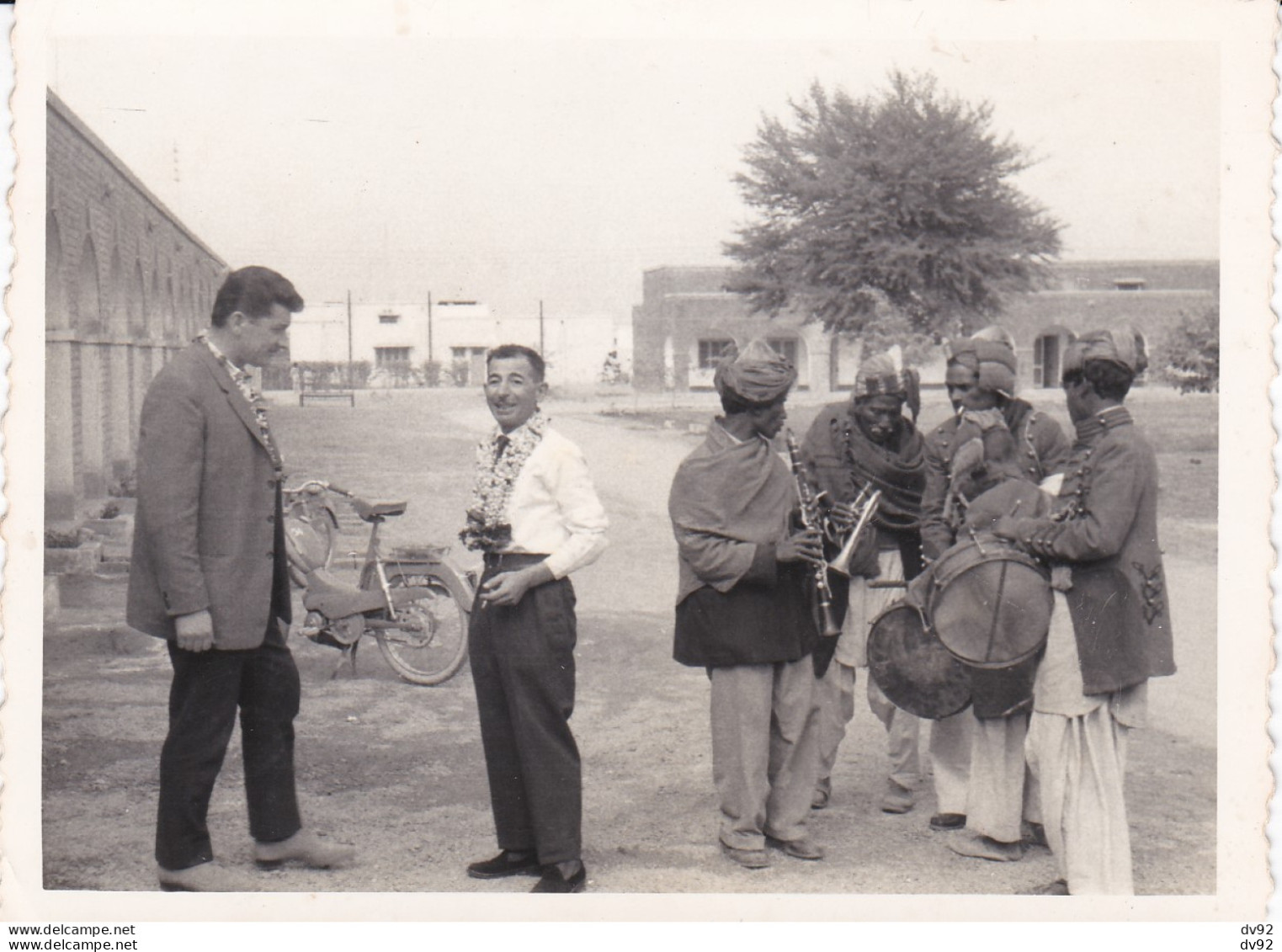 PAKISTAN MULTAN / MOULTAN GROUPE FOLKLORIQUE ET MOBYLETTE 1960 - Lieux