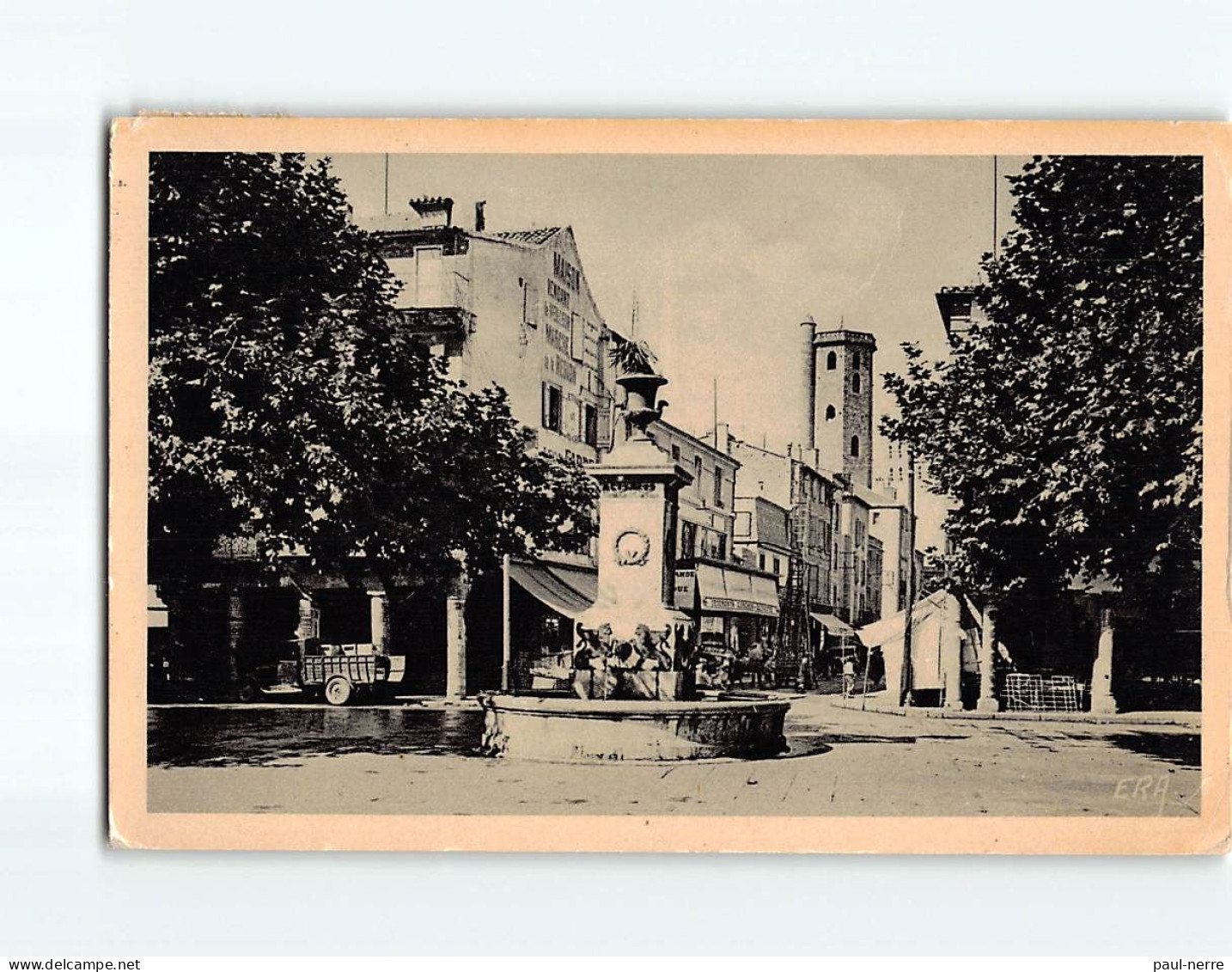 MILLAU : Place De L'hôtel De Ville Et Le Beffroi - état - Millau