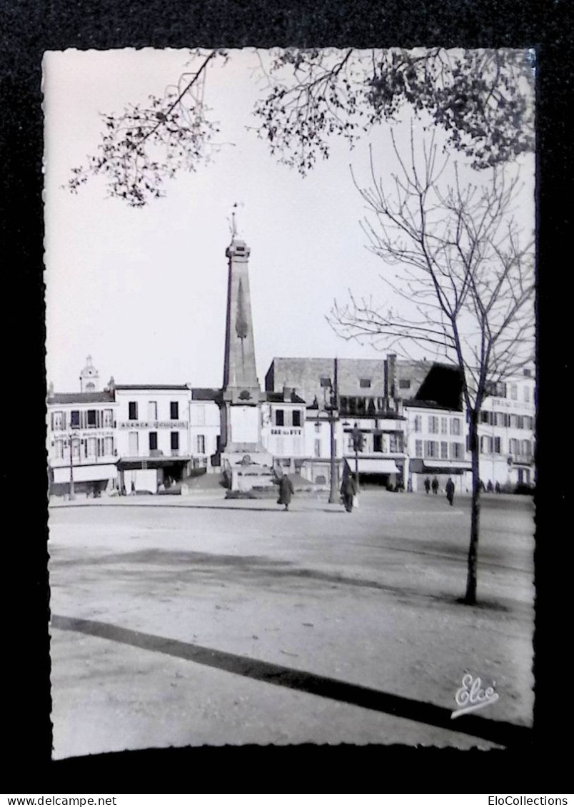 Cp, 17, Rochefort Sur Mer, Le Monument Aux Morts, Ed. Chatagneau, N° 11737, Elcé, Agence Peugeot, Librairie, Bar Des PTT - Rochefort