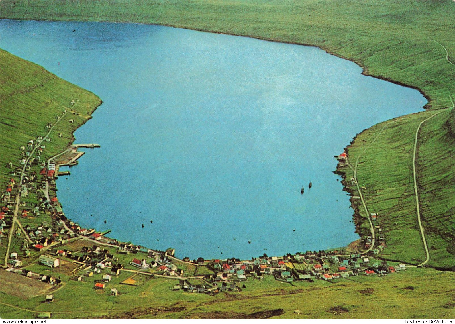 FEROE - Village Fuglafjorour Seen From A Mountain - Colorisé - Carte Postale - Faroe Islands