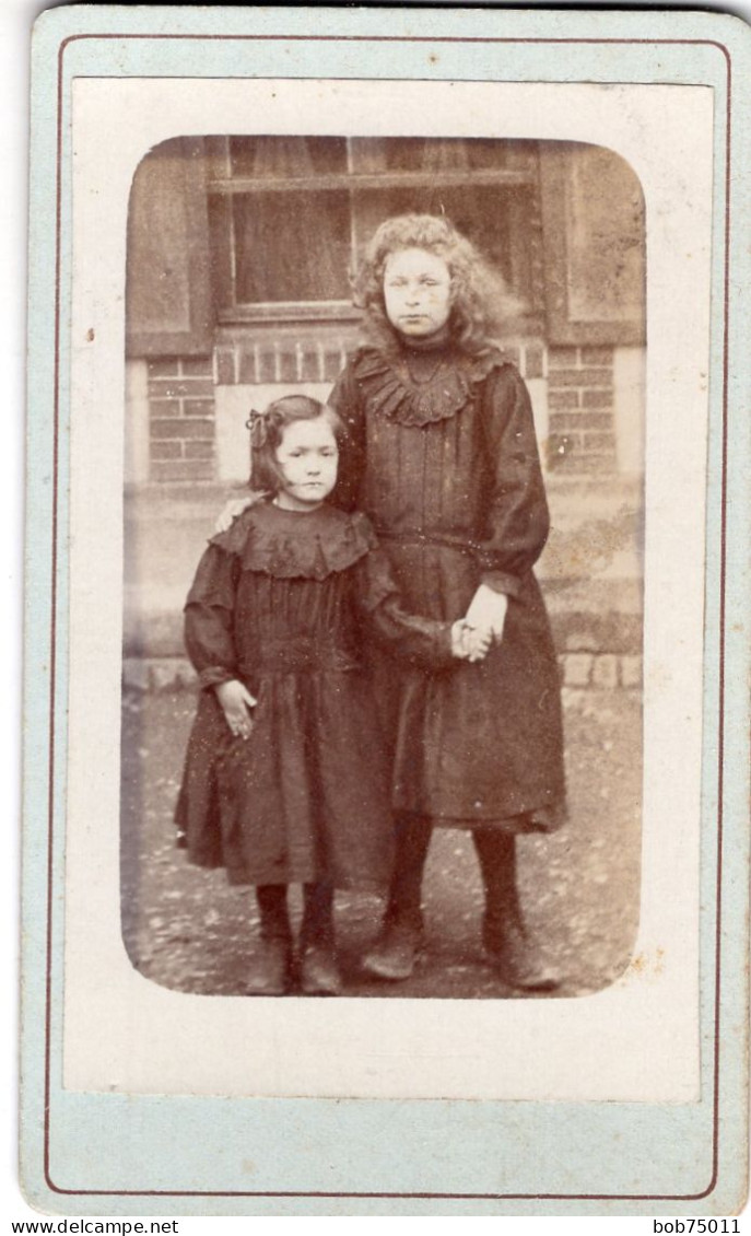 Photo CDV De Deux Jeune Fille élégante Posant Dans La Cour De Leurs Maison A Paris - Oud (voor 1900)