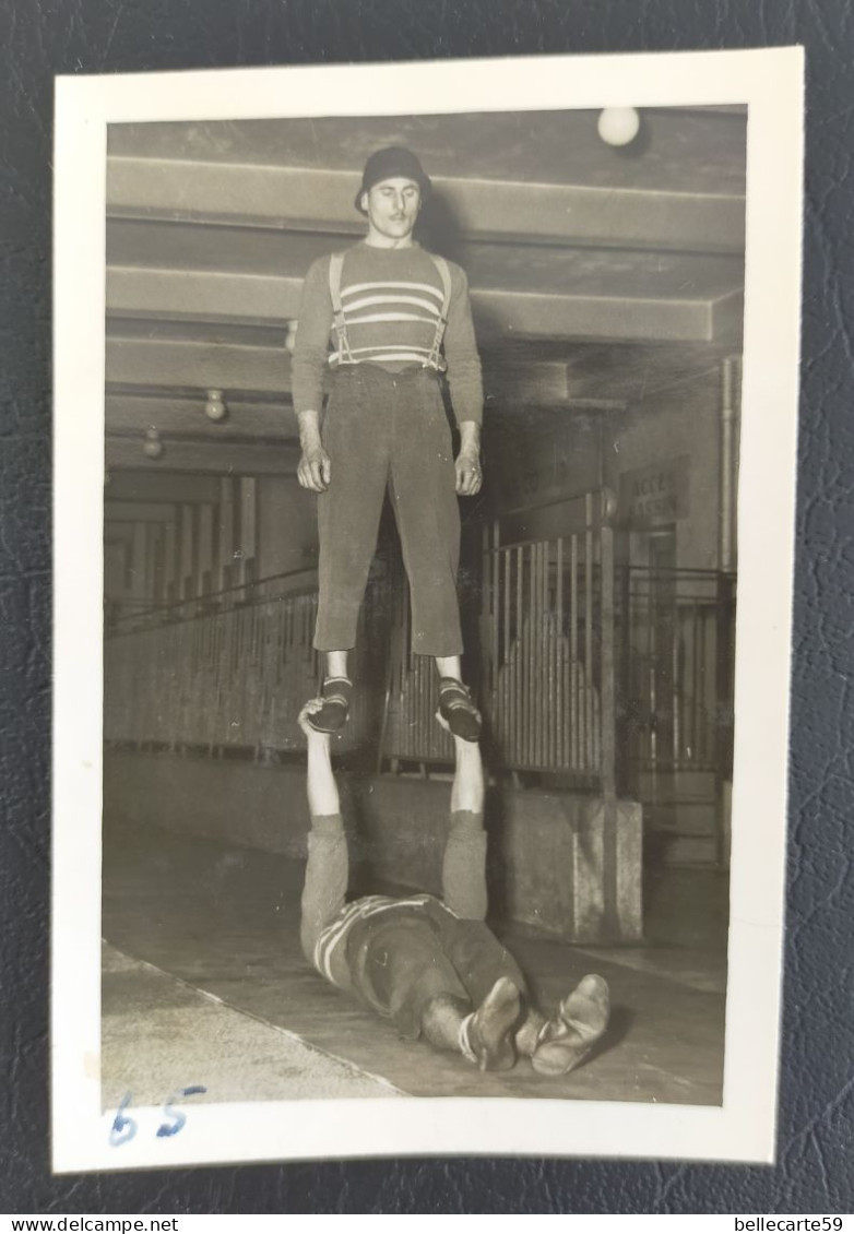 Photo Ancienne Homme équilibre équilibriste - Sports
