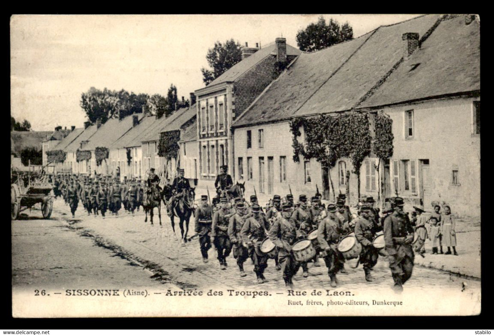 02 - SISSONNE - ARRIVEE DES TROUPES RUE DE LAON - Sissonne