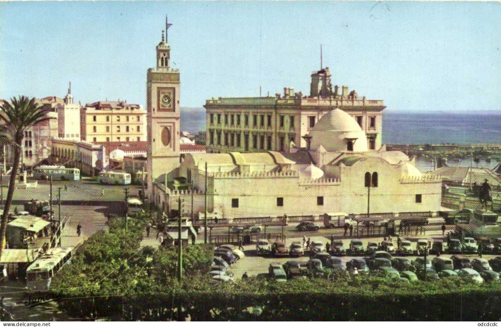 ALGER  La Place Des Martyrs Animée Voitures Autobus' S Colorisée RV Beau Timbre 0.25 - Algiers