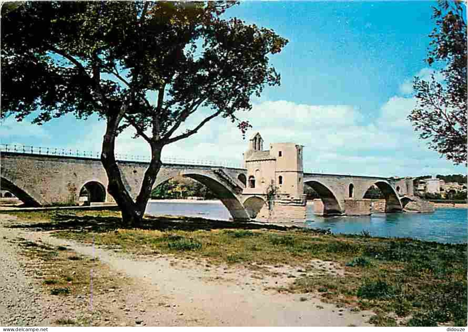 84 - Avignon - Le Pont Saint Bénézet - De L'autre Côté Du Rhône La Tour Philippe Le Bel - Etat Pli Visible - CPM - Voir  - Avignon